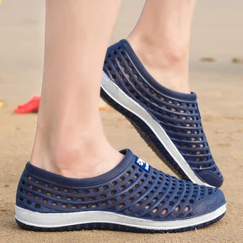 Лятна плажна обувки за мъже; Новост 2023 г.; Модерен мъжки сандали със затворени пръсти на дишаща подметка; Нескользящая ежедневни обувки за пътуване; сабо