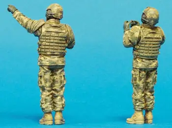 модел от бяла смола 1/35 Командир на бронетанкова пехотна бригада от 2-ма души трябва да бъде раскрашена ръчно